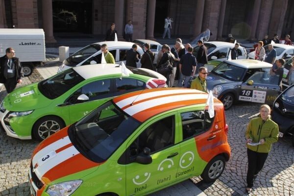 Bertha Benz Challenge 2012, 2. Tag: Präsentation der Fahrzeuge vor dem MannheimerSchloss am Vormittag. Vorn im Bild der Stromos der Stadtwerke Osnabrück. (Ulrich Steinlechner)
