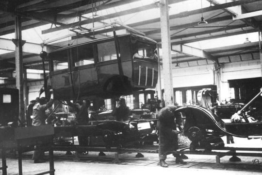 Durch die Fließbandproduktion konnten die Hersteller ihre Autos billiger machen. In Deutschland führte Opel diese Herstellungsweise erstmals ein. (Archiv: Vogel Business Media)