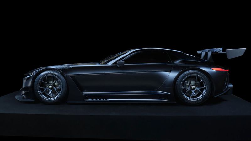 Der komplett schwarze GT3-Renner beeindruckt mit seiner langen und flachen Schnauze. (Toyota)