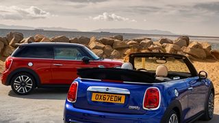 Vor allem die Heckleuchten der überarbeiteten Mini-Modelle fallen auf. (Mini)