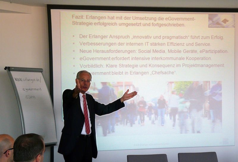OB Dr. Balleis präsentiert stolz die Ergebnisse der Studie (Foto: Stadt Erlangen)