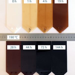 Bild 2: Polyamid 6 altert thermooxidativ homogen von der Plattenoberfläche ausgehend. Die Alterungsfront breitet sich in die Tiefe des Materials aus. Das heißt, die Lebensdauer bis das Teil nicht mehr einsatzfähig ist, hängt bei PA 6 auch von der Materialstärke ab. Bei PP ist das nicht der Fall, heißt es.