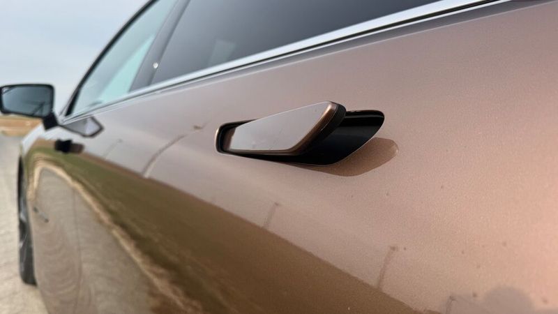 Mazda hat sich bei seiner coupéhaftigen Limousine für versenkte Türgriffe entschieden. (Bild: Achter – VCG)