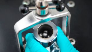 Ungeahnte Wirkung: Der Mahlprozess in einer Kugelmühle aktiviert einen Katalysator so, dass er die Synthese von Ammoniak bei viel niedrigerer Temperatur und geringerem Druck vermittelt, als sie im etablierten Haber-Bosch-Verfahren nötig sind. (Frank Vinken)