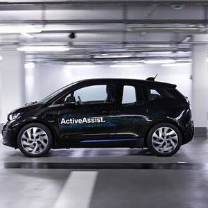 E-Autos im Blick: Vollautomatisches Parken in Parkhäusern: dynamisch und sicher, auch ohne Fahrer.Der vollautomatisierte Remote Valet Parking Assistant im BMW i3 Forschungsfahrzeug kombiniert die Informationen der Laserscanner mit dem digitalen Lageplan eines Gebäudes, zum Beispiel eines Parkhauses.