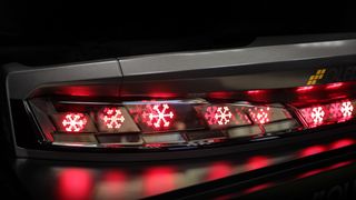 Mit organischen LEDs (OLED) können automobile Lichtsysteme Symbole darstellen. (Bild: OLEDWorks)