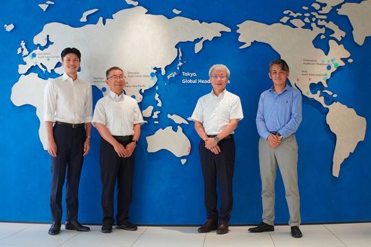 Yuichi Taka von Highchem, Yueyuan Long von Highchem Shanghai sowie Osamu Matsuzaki und Yuto Iizuka von Asahi Kasei am Firmenhauptsitz.(Bild:  Asahi Kasei)