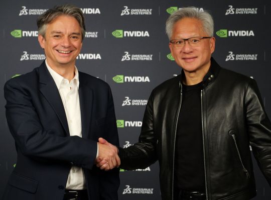 links: Pascal Daloz, CEO von Dassault Systèmes; rechts: Jensen Huang, Gründer und CEO von NVIDIA.(Bild:  Dassault Systèmes, NVIDIA)