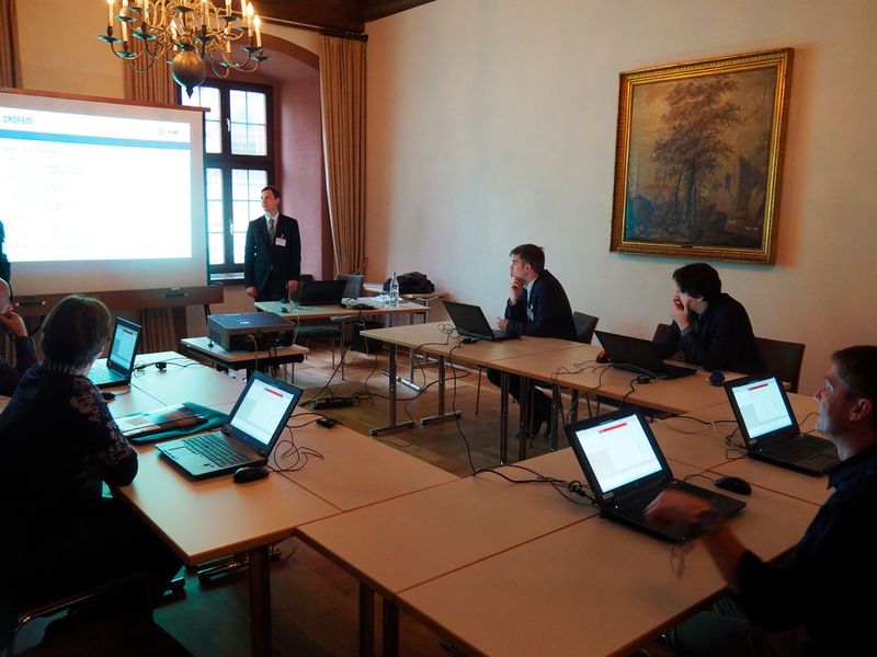 Am Nachmittag des zweiten Tages versuchten sich einige Teilnehmer selbst an der Simulation. Das Ziel war es, eine Förderanlage für Erz in Bezug auf Durchsatz, Bauraum, Verlust und Bruch zu optimieren. (Bild: Mühlenkamp)