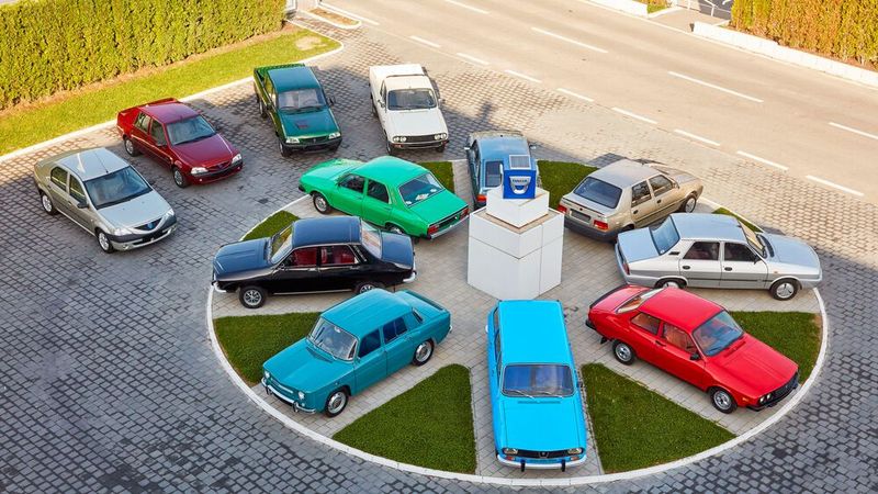 Autos von Dacia, hier eine Übersicht der zwischen 1968 und 2004 entwickelten Modelle, setzen traditioneller Weise auf Renault-Technik. Der Name Dacia ist eine Anlehnung an die Vergangenheit Rumäniens als römische Provinz Dakien (lateinisch Dacia). (Bild: Dacia)