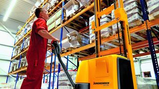 Deutliche Umschlagssteigerungen beim Auslagern von Ware aus großer Hubhöhe verspricht Jungheinrich den Anwendern seines neuen Elektro-Deichselstaplers EJC 214/216. Bild: Jungheinrich (Archiv: Vogel Business Media)