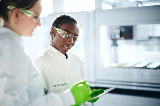 Insgesamt sollen bis zu 1.860 Stellen im Konzern abgebaut werden.(Bild:  Biontech)