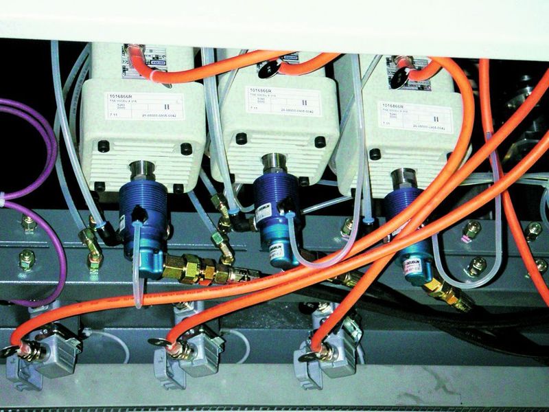 Bild 2: Bei der Kühlschmiermittelzufuhr durch das Werkzeug fungieren Drehdurchführungen als Schnittstellen zwischen den feststehenden Versorgungsleitungen und den schnell drehenden Spindeln.  (Bild: Deublin)