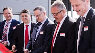 Hendrik Alfter, Geschäftsführer Oerlikon Balzers Deutschland, Dr. Roland Fischer, CEO Oerlikon-Gruppe, Marc Desrayaud, Head of Business Unit Oerlikon Balzers Industrial Solutions, Miguel Piera, Standortleiter Oerlikon Balzers Bielefeld und Wolfgang J. Schmitz, Regional Executive Europe (v.r.) bei der offiziellen Eröffnung des neuen Beschichtungszentrums in Bielefeld. (Oerlikon Balzers )