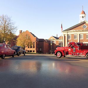 Eine amerikanische Kleinstadt, wir schreiben das Jahr 1958. Vor der Feuerwache parkt ein blitzblankes, nagelneues Löschfahrzeug – so scheint es.