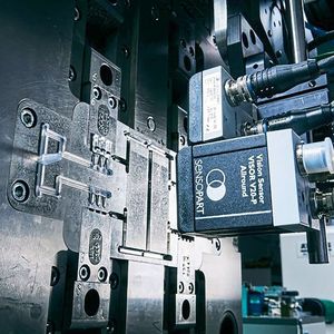 Hier ist eine Vision-Kamera von Sensopart Industriesensorik im Einsatz an einem Spritzgießwerkzeug zu sehen. Mit dieser Technik erkennt man Teilefehler durch Überspritzen, Unterfüllung oder auch falsch eingelegte Komponenten.