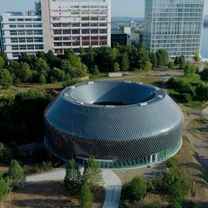 Das in Mailand ansässige Büro der Designarchitekten  AMDL Circle und Michele De Lucchi wurde nach einem internationalen Designwettbewerb, der 2017 von Novartis ausgeschrieben wurde, mit der Gestaltung des neuen Gebäudes beauftragt. Die Fassade besteht aus mehr als 10.000 rauten- und dreieckförmige Solarmodulen.(Bild:  iart)