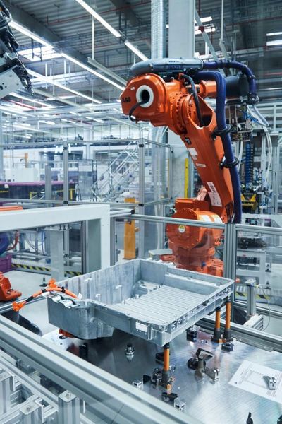 Elektro-Komponenten-Fertigung in Dingolfing für Plug-in-Hybridfahrzeuge.  (BMW)