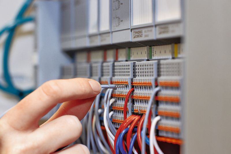 Bild 2: Durch Nutzung der Push-in-Technik lässt sich die Axioline-F-Station schnell verkabeln. (Bild: Phoenix Contact)