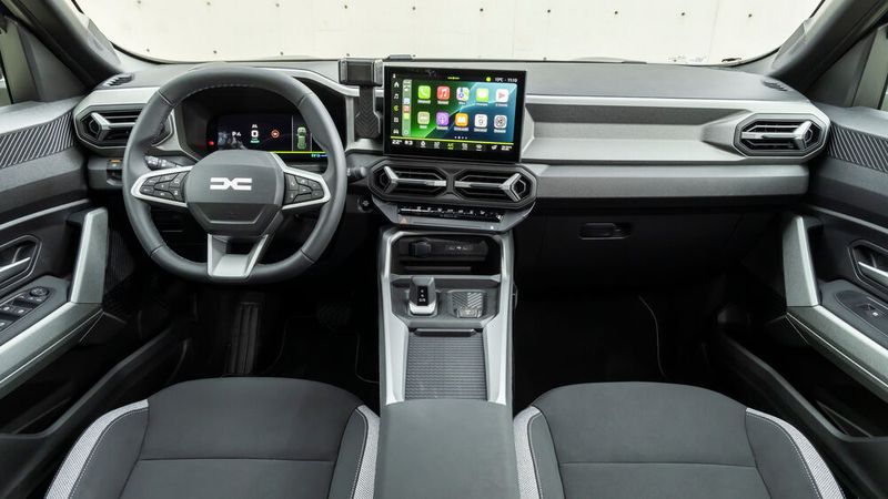 Hinter dem Lenkrad gibt sich der Bigster modern mit einer guten Mischung aus digitaler und analoger Welt. (Bild: Dacia/Adrien Cortesi)