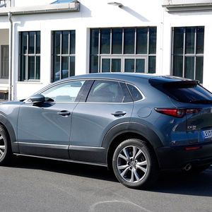 Mit großflächigen Plastikbeplankungen unterstreicht Mazda den robusten SUV-Charakter des Modells.(Bild:  Rosenow/»kfz-betrieb«)