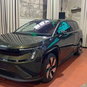 Skoda ist zugleich eine Traditionsmarke mit Zukunft, wie die neuen Modelle zeigen – im Bild der soeben in den Schauräumen vorgestellte elektrische Peaq.(Bild:  Grimm – VCG)