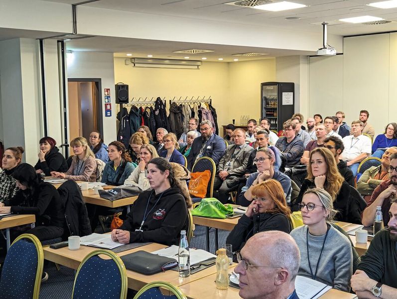 Volle Aufmerksamkeit war geboten. Schließlich gab es mit insgesamt 14 Fachvorträgen eine Menge zu lernen.   Infos zum Praxistag HPLC finden Sie auf www.praxistag-hplc.de (Bild: VCG – C. Lüttmann)