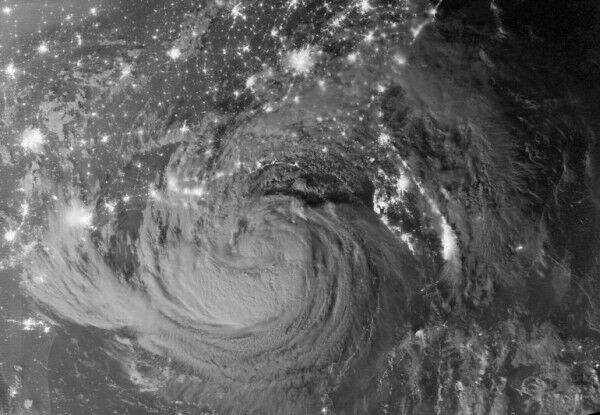 August 28, 2012: Nighttime view of Tropical Storm Isaac and the cities near the Gulf Coast of the United States (Bild: NASA)