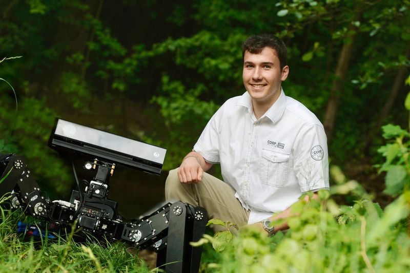 Mit sechs Beinen in unbekanntem Gelände unterwegs zu sein, ist für einen Laufroboter nicht so einfach. Damit er das alleine schafft, entwickelte Tim Grutzeck ein Verfahren zur Bewegungsplanung, das auf der Auswertung von zweierlei sensorischen Daten basiert. Diese werden von einem speziellen Sensor, der 3-D-Aufnahmen macht, sowie einer Art Tastsinn ermittelt. Für den Tastsinn erarbeitete der Jungforscher eine Formel, mit der sich aus den Drehmomenten an den Gelenkachsen des dreigliedrigen Beins die Kraft berechnen lässt, die es bei Berühren der Umgebung erfährt. Zudem ermittelte er, wie die Drehmomente aus den Steuerungsdaten der Gelenk-Motoren gewonnen werden können. Zusammen mit den Kinect-Daten ergibt sich daraus die Grundlage für die Berechnung des möglichst effizienten und sicheren Bewegungsmusters für die Beine.  (Bild: Jugend forscht e.V.)