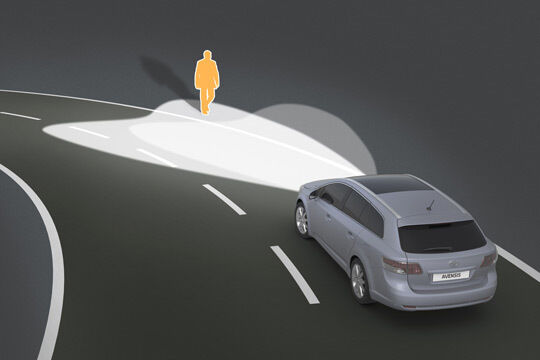 Ein neuartiges adaptives Lichtsystem soll mehr Sicherheit für Fußgänger und ältere Verkehrsteilnehmer schaffen. (Toyota)