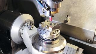 Beim Blick in den Arbeitsraum sind nur geringe Spuren von Grafitstaub zu sehen. Da dieser komplett trocken bleibt, kann er nicht verkleben. Dies ermöglicht einen Wechsel von der Bearbeitung von Graphit zu Stahl oder umgekehrt ohne Reinigung auch im unbemannten Betrieb. (Bild: Klaus Vollrath)