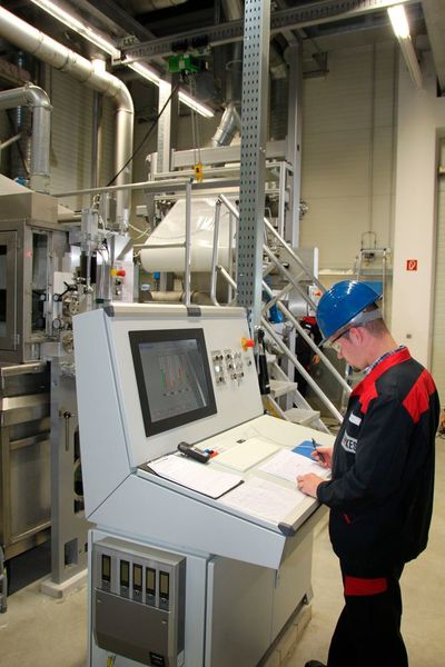 Überwachung der Beschichtung (Coating). Die aktive Trennschicht der Membran bildet ein hauchdünner Polyamidfilm, der das Salz vom Wasser separiert. (Lanxess)