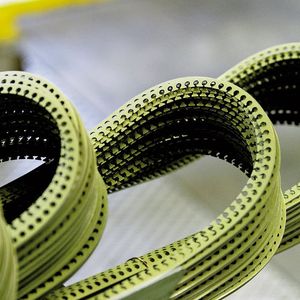 C. D. Wälzholz gibt dem Ski nicht nur Profil, sondern auch seine Seele. Vergüteter Bandstahl bestimmt als Konstruktionselement in Form von Federbandstahlgurten im Inneren des Ski maßgeblich seine Haltbarkeit und seine Fahreigenschaften. Bild: C. D. Wälzholz