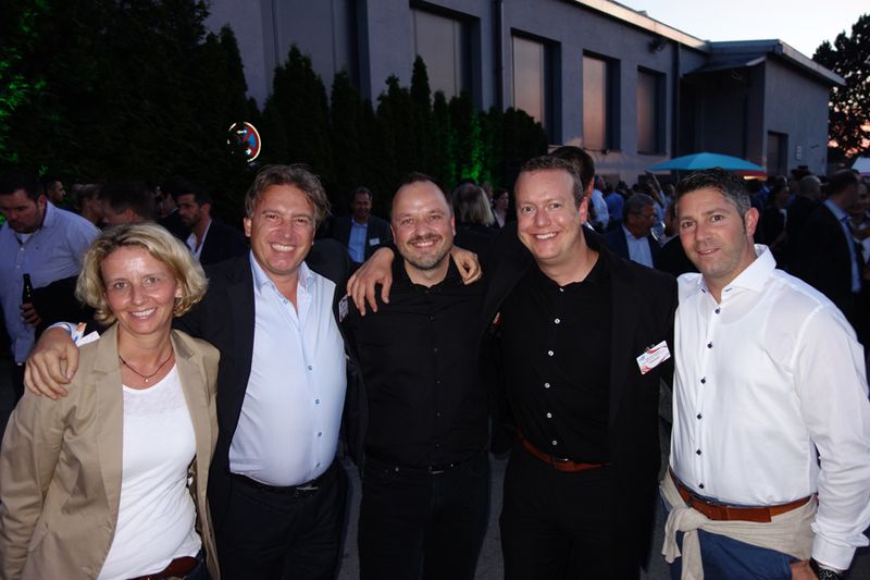 Stephanie Steen, IT-BUSINESS, mit den Herren (v. l.) William Geens, prianto, Sven Buchheim, bluechip, Ralf Schweitzer, GSD, und Torsten Dieterich, Microsoft (Bild: IT-BUSINESS)