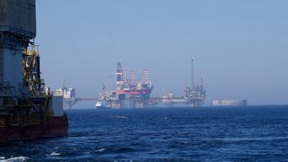 0.000 und mehr Ereignisse pro Sekunde fallen beim Monitoring des Betriebs auf einer Bohrinsel an. Das Ausbalncieren von In-Memory-Computing, Verarbeitung an der Edge und im Rechenzentrum helfen aus den Daten frühzeitig Erkenntnisse für die Wartung zu gewinnen. (Bild: wasi1370 auf Pixabay)