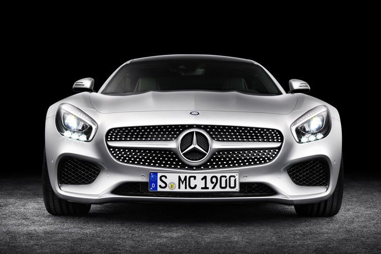 Damit spielt der GT S ungefähr in einer Liga mit dem Porsche Turbo, kommt mit rund 133.300 Euro aber noch eine gut ausgestattete C-Klasse günstiger als der Konkurrent aus Zuffenhausen.  (Foto: Daimler)