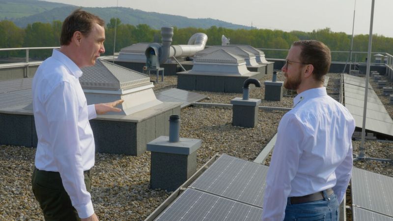Eine Photovoltaikanlage erzeugt zunehmend Strom am Standort von Polymun. (Source: Enviro Falk)