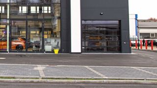 Leere Kundenparkplätze: Im Automobilhandel ging im Januar nicht allzu viel. (Bild: Stoppanski)