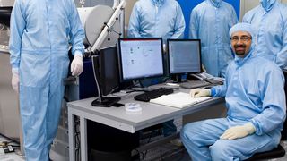 Forschern am Fraunhofer IAF ist es weltweit zum ersten Mal gelungen, Aluminiumscandiumnitrid (AlScN) per metallorganischer chemischer Gasphasenabscheidung (MOCVD) herzustellen. Die Forschergruppe um Gruppenleiter Stefano Leone (vorne rechts) ist stolz auf den gemeinsam errungenen Erfolg. (Fraunhofer IAF)