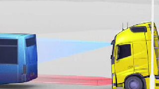 Das Kollisionswarnsystem mit integriertem Notbremsassistenten warnt den Fahrer stufenweise und greift bei ausbleibender Reaktion mit einer Notbremsung ein. (Volvo)