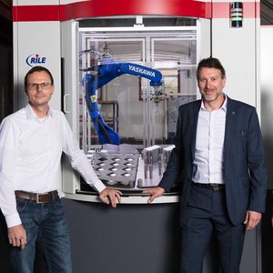 Martin Bohmann, Leiter technischer Betrieb, Jürgen Riedinger, Vertrieb Yaskawa, Peter Radlsbeck Geschäftsführer und Michael Füller, Leiter Vertrieb (v.l.n.r.) sind von der mobilen Beladezelle überzeugt.