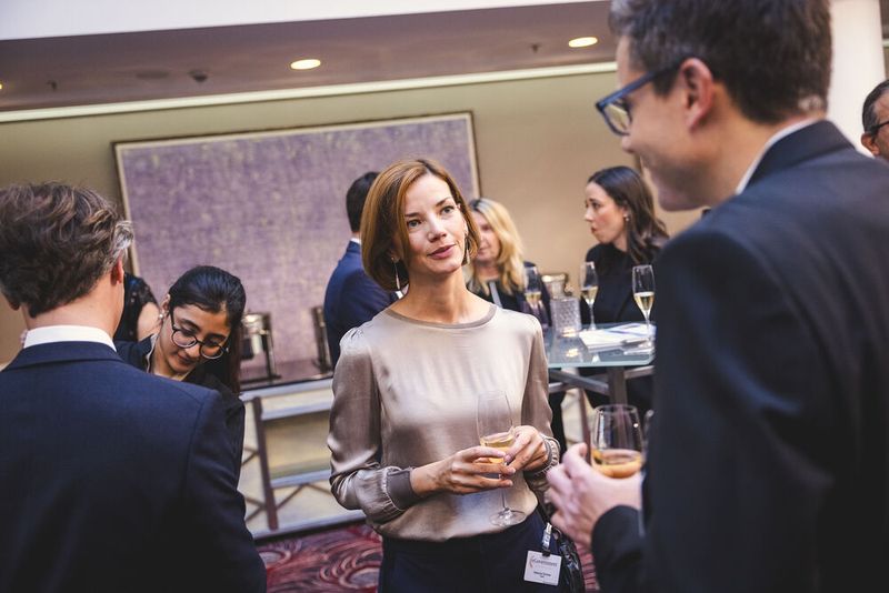 Viktoria Gintner (PayPal) im Austausch mit Tobias Teske (Geschäftsführer Vogel IT-Medien). (© Offenblen.de)