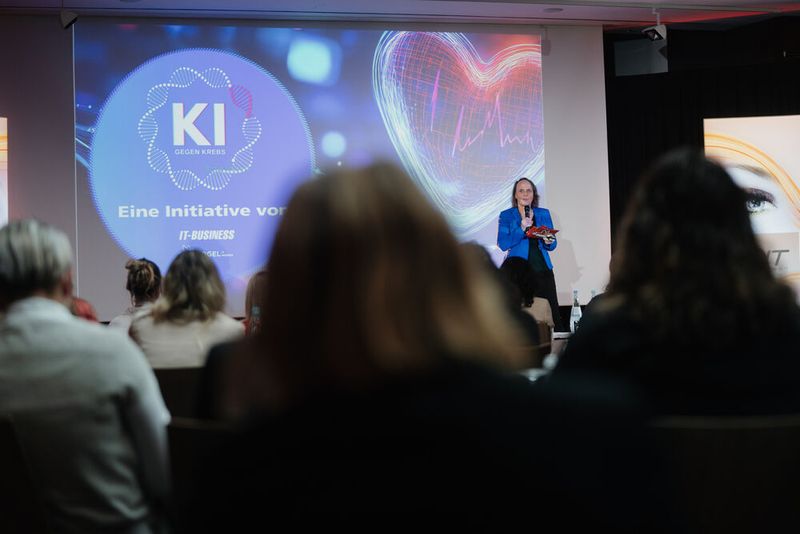 … und Sylvia Lösel (Chefredakteurin IT-BUSINESS): Sie stellte ihr Herzensprojekt „KI gegen Krebs“ vor. (Bild: Manuell Emme Fotografie)
