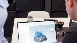 Nachdem das Design der „Impossible Statue“ mithilfe der KI abgeschlossen und der optimale Fertigungsprozess per digitalem Zwillings virtuell simuliert worden war, konnte mit der spanenden Bearbeitung begonnen werden, woran drei Coromill-Werkzeugsysteme von Sandvik Coromant beteiligt waren. (Bild: Sandvik Coromant)