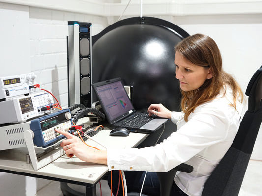 Lichtmessung: Mit der Ulbricht-Kugel führt LemTec in seinem hauseigenen lichttechnischen Labor Lichtmessungen und Farbortbestimmungen durch. (Bild: LemTec)