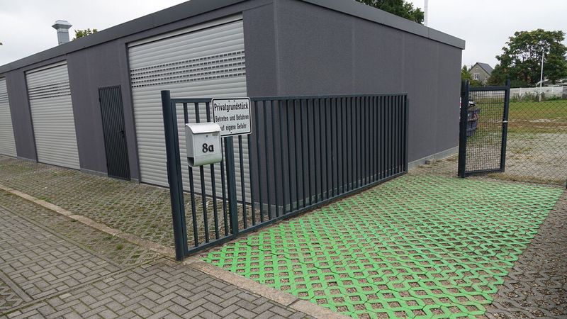 Hinter der seperarten Halle befindet sich der Quarantäneplatz für verunfallte E-Autos. Die grüne Parkfläche ist den Stromern vorbehalten. Und eine Ladesäule wird in Kürze installiert. (Bild: Schreiner/»kfz-betrieb«)