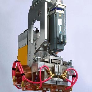 Der von Nimak völlig neu entwickelte Doppelpunkter mit zwei Elektroden, die gleichzeitig von einer Seite auf das Blech drücken, erlaubt auch das Fügen an Stellen, die nur von einer Seite aus zugänglich sind. 