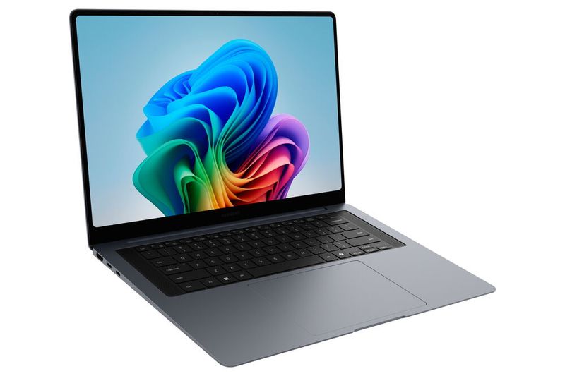 In der Handballenablage des Galaxy Book6 Pro sitzt ein großes, haptisches Touchpad. Das Keyboard wird von zwei Hochtönern flankiert, zwei zusätzliche Tieftöner im Gehäuse strahlen nach unten. (Bild: Samsung)