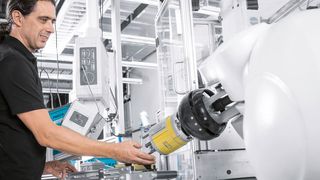 Der Montageroboter arbeitet in der Ventilmontage direkt und ohne Schutzkäfig mit dem Menschen zusammen. (Bild: Festo)