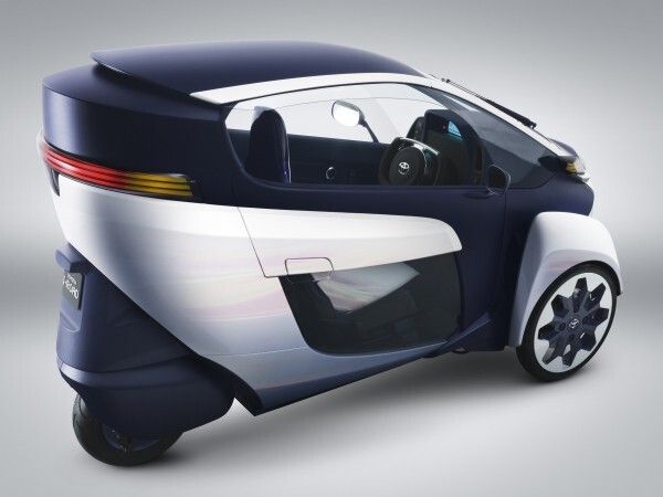 Der Toyota i-Road kombiniert die Vorzüge eines Autos mit der Wendigkeit eines Zweirads (Bild: Toyota)